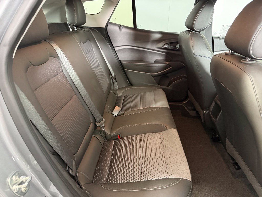 Used 2025 Chevrolet Trax LT w/ LT Convenience Package FWD image 16