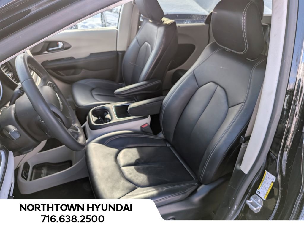 Used 2024 Chrysler Pacifica Touring-L image 9