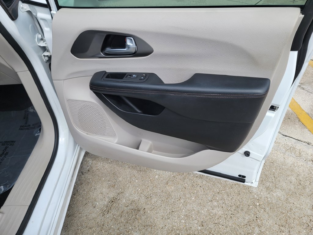 Used 2020 Chrysler Pacifica Touring-L Plus FWD image 14