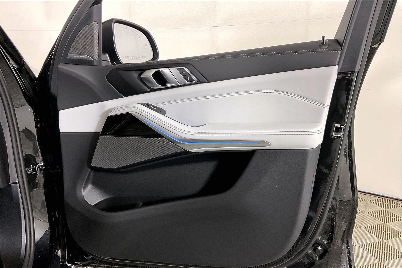 New 2026 BMW X5 xDrive50e w/ Premium Package AWD/4WD image 17