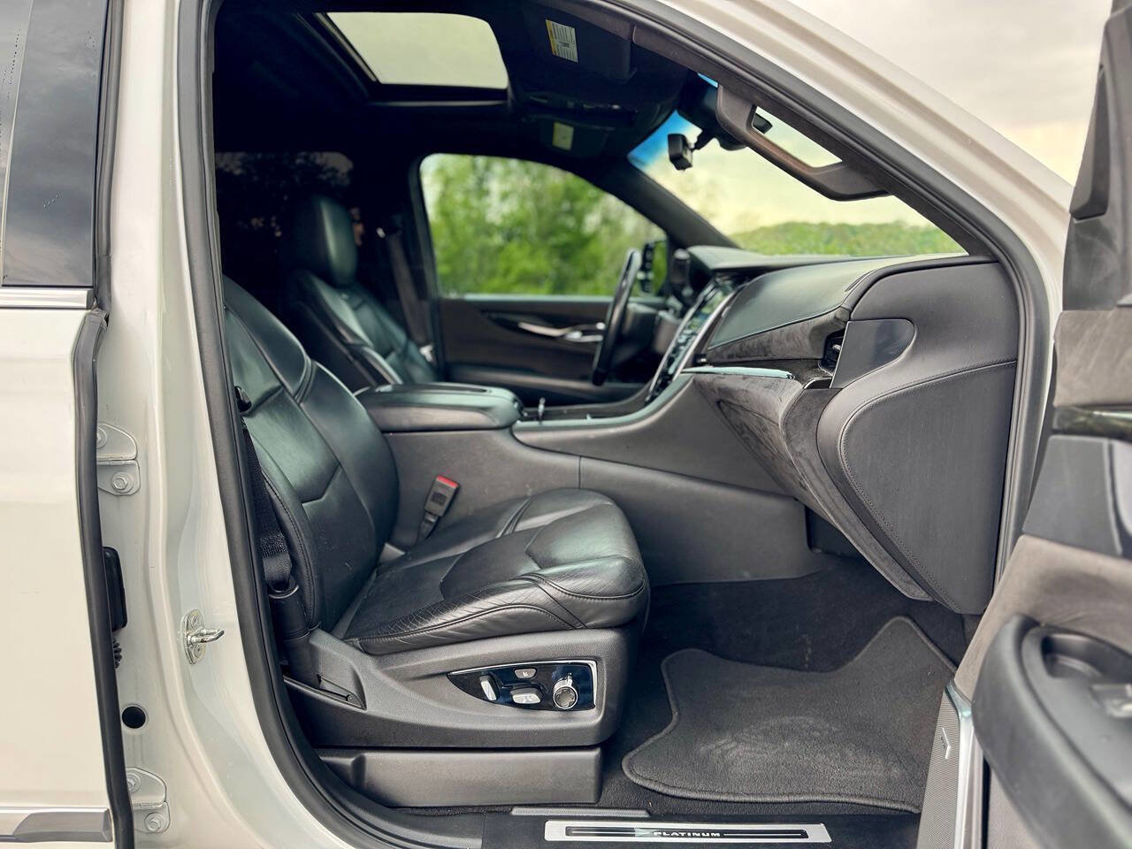 Used 2018 Cadillac Escalade Platinum image 27