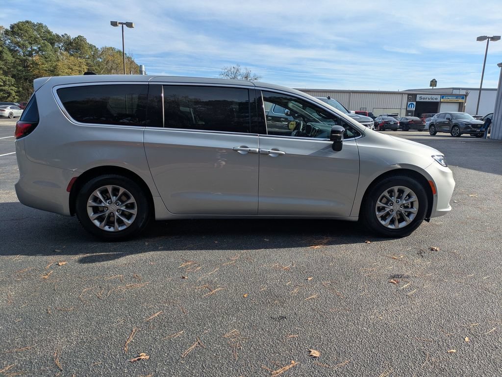 New 2026 Chrysler Pacifica Limited FWD image 2