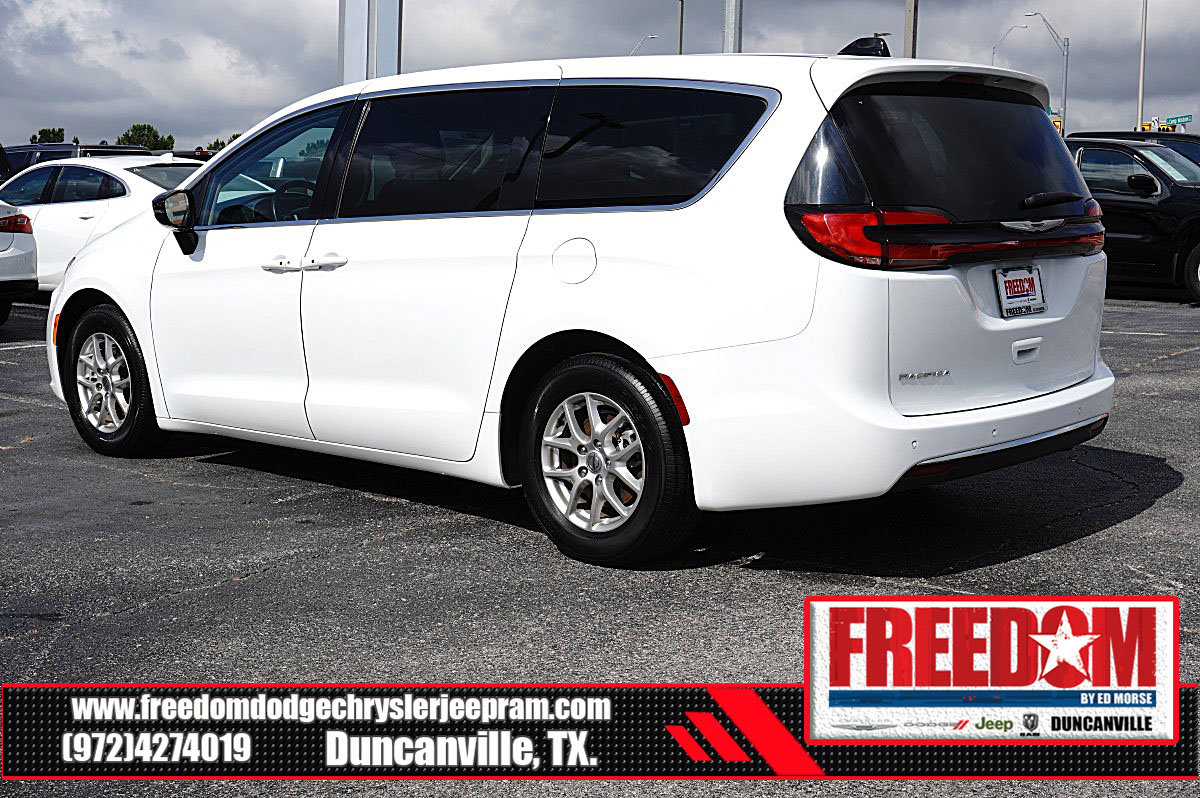 Used 2024 Chrysler Pacifica Touring-L FWD image 3