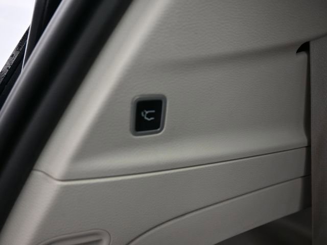 Used 2023 Chrysler Pacifica Touring-L image 7