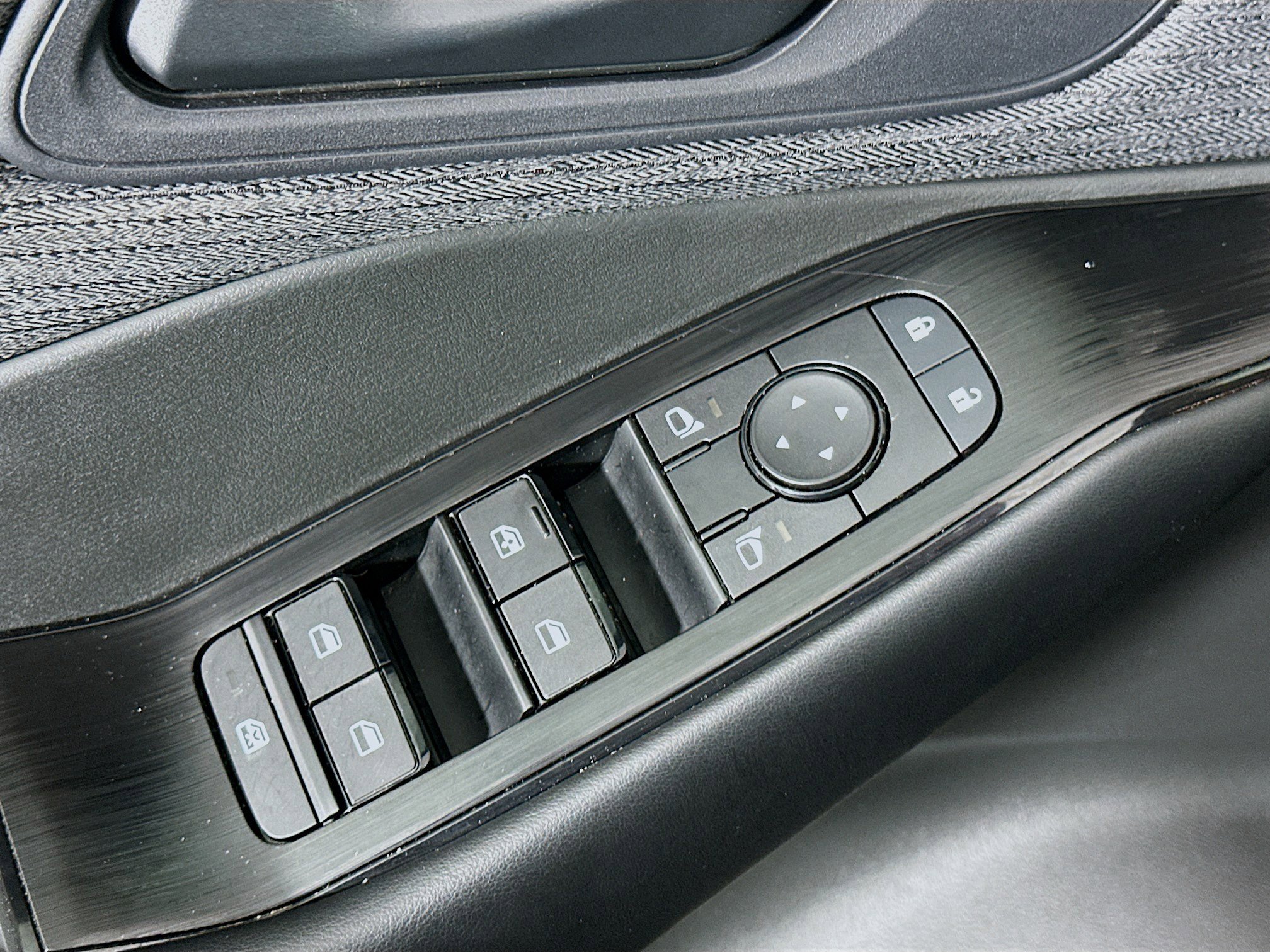 Used 2023 Nissan Rogue S AWD/4WD image 15