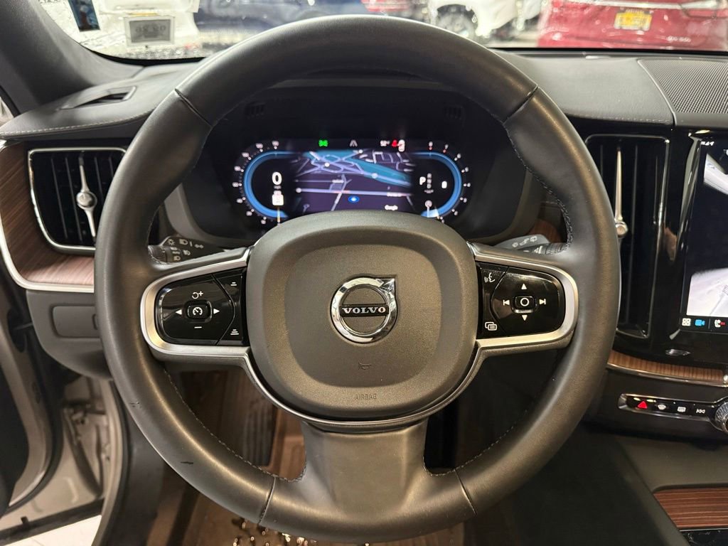 Used 2025 Volvo XC60 B5 Ultra AWD/4WD image 8