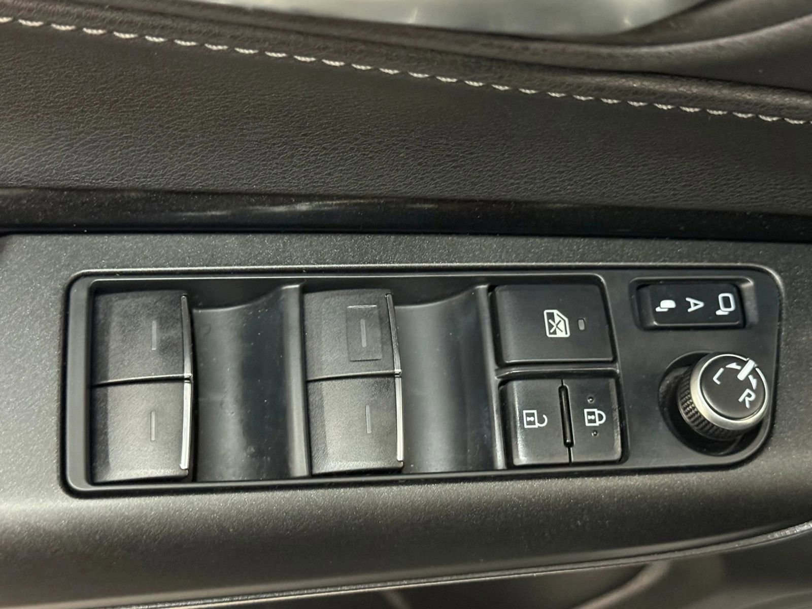 Used 2021 Toyota Venza LE image 27