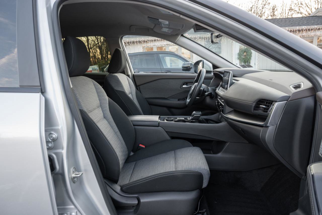 Used 2023 Nissan Rogue SV image 32