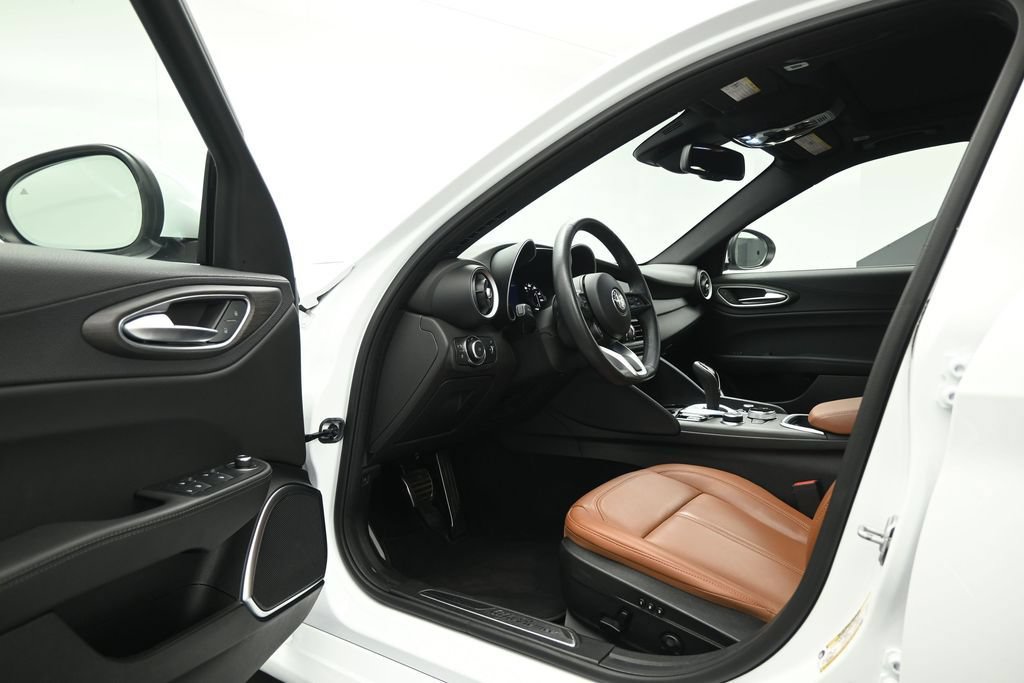 Used 2022 Alfa Romeo Giulia Ti RWD image 6