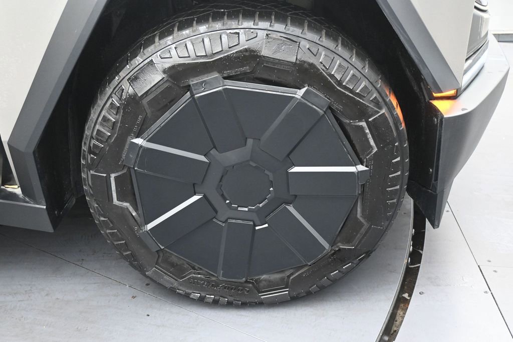 Used 2024 Tesla Cybertruck AWD Crew Cab image 31