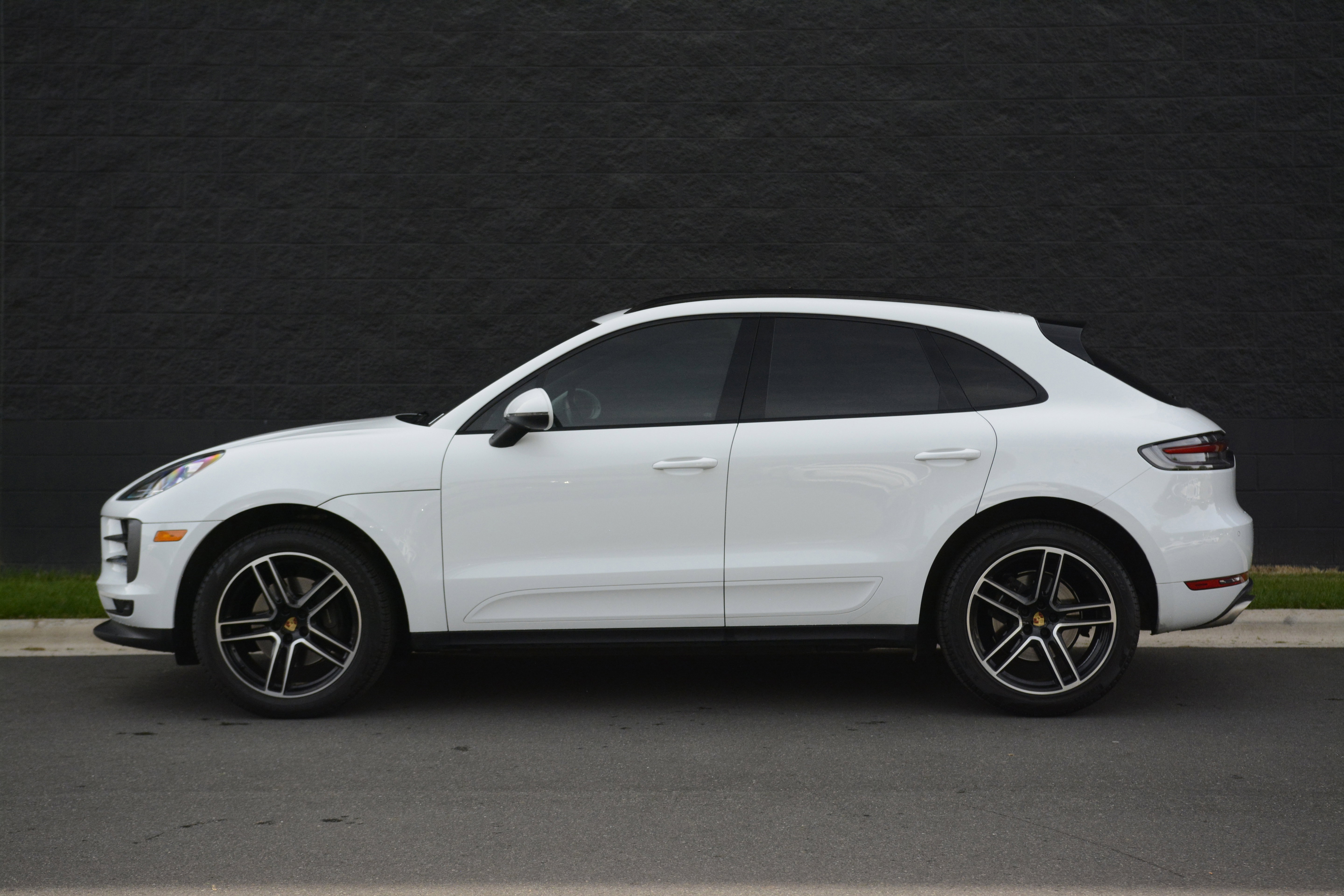 Certified 2020 Porsche Macan AWD/4WD image 2