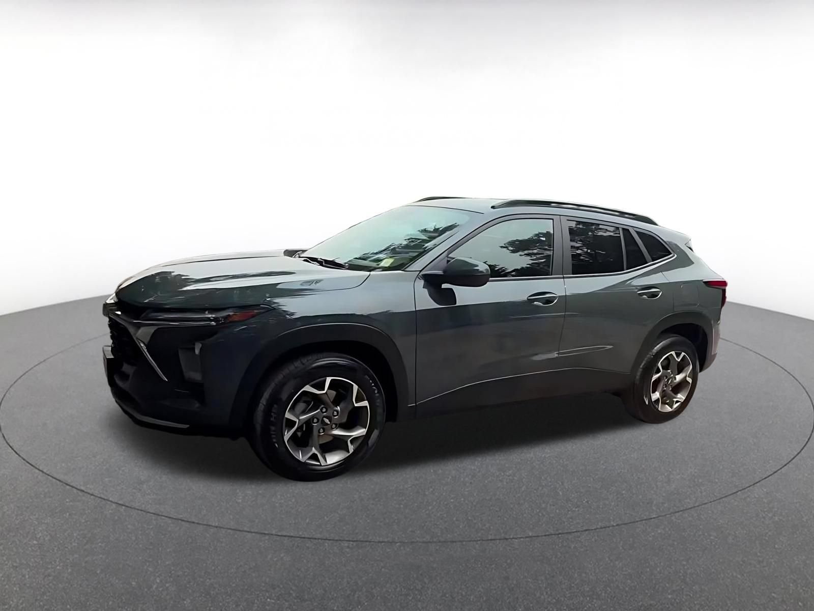 Used 2025 Chevrolet Trax LT FWD image 8