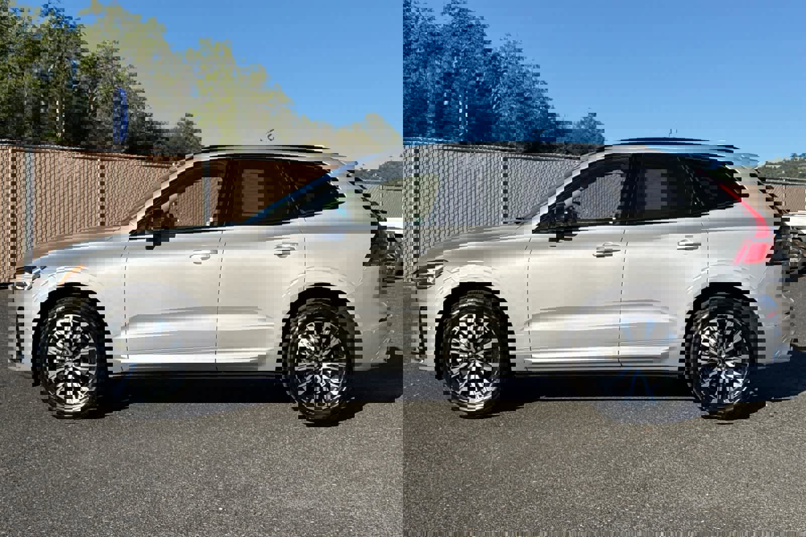 Used 2025 Volvo XC60 B5 Plus image 6