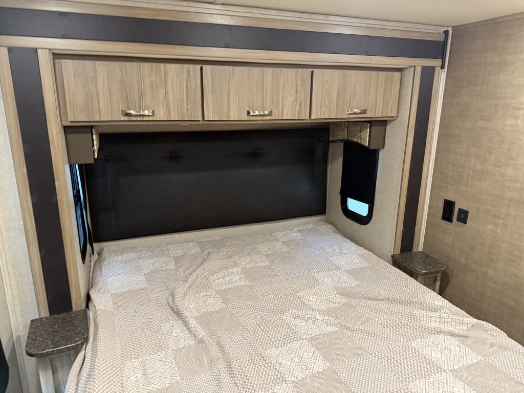 Used 2017 Ford E-450 and Econoline 450 Super Duty w/ Motorhome Prep Package image 75