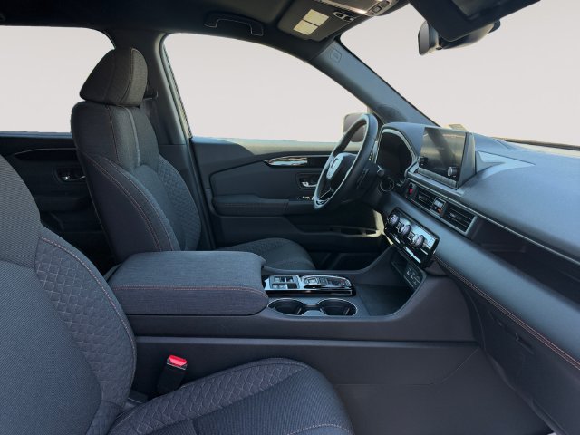 Used 2025 Honda Pilot Sport image 15