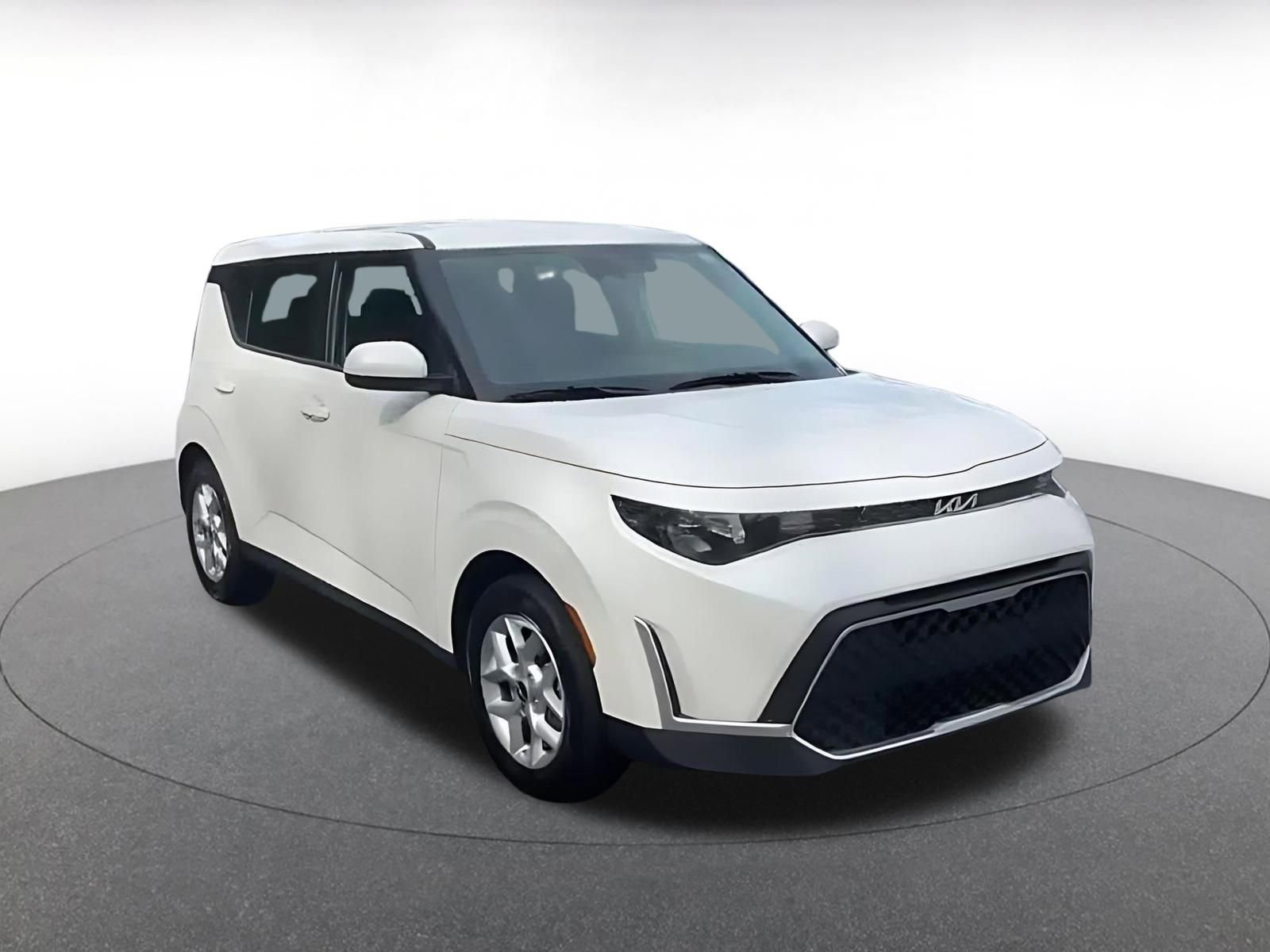 Used 2025 Kia Soul LX w/ LX Technology Package image 3