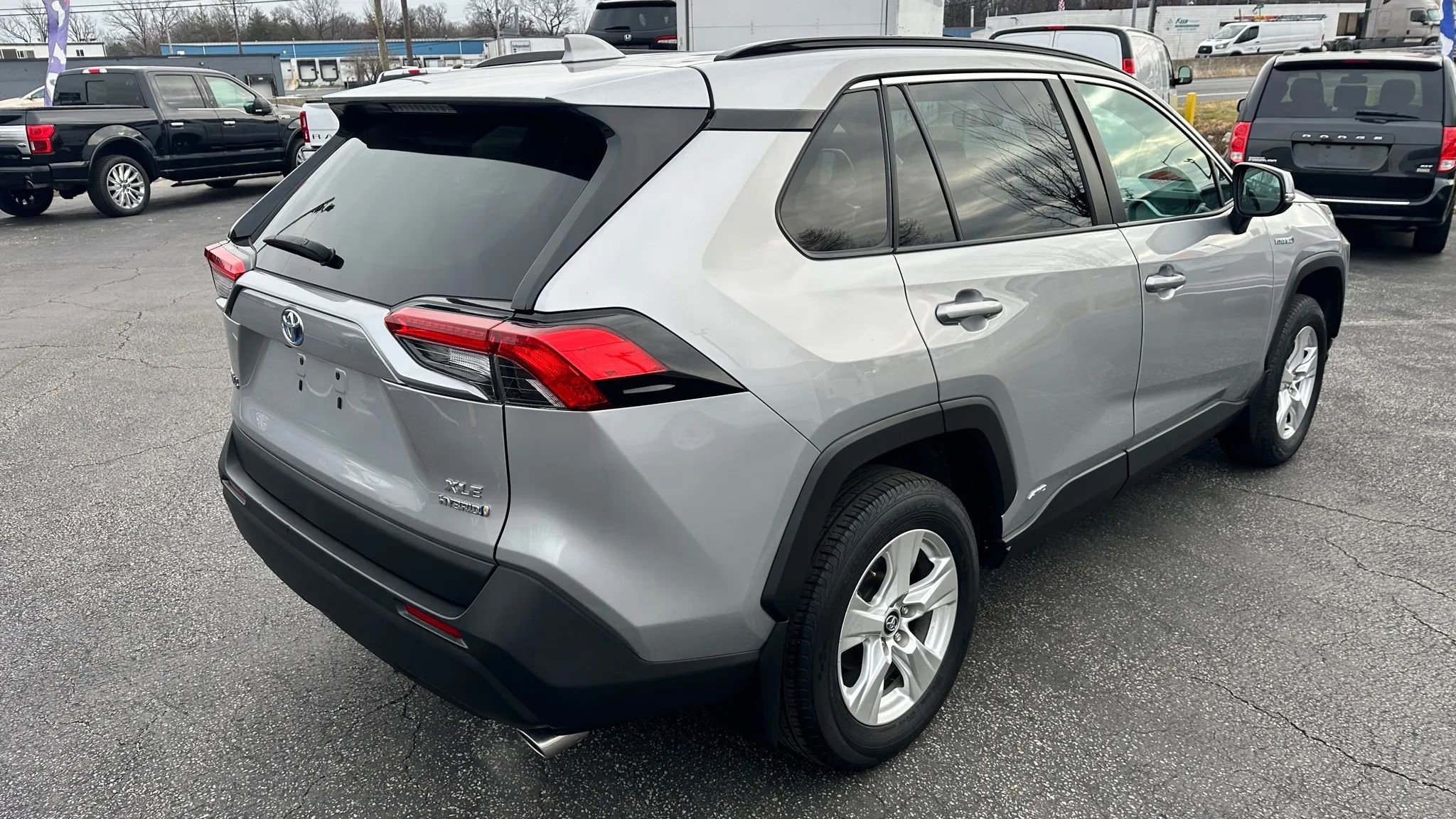 Used 2021 Toyota RAV4 XLE AWD/4WD image 5