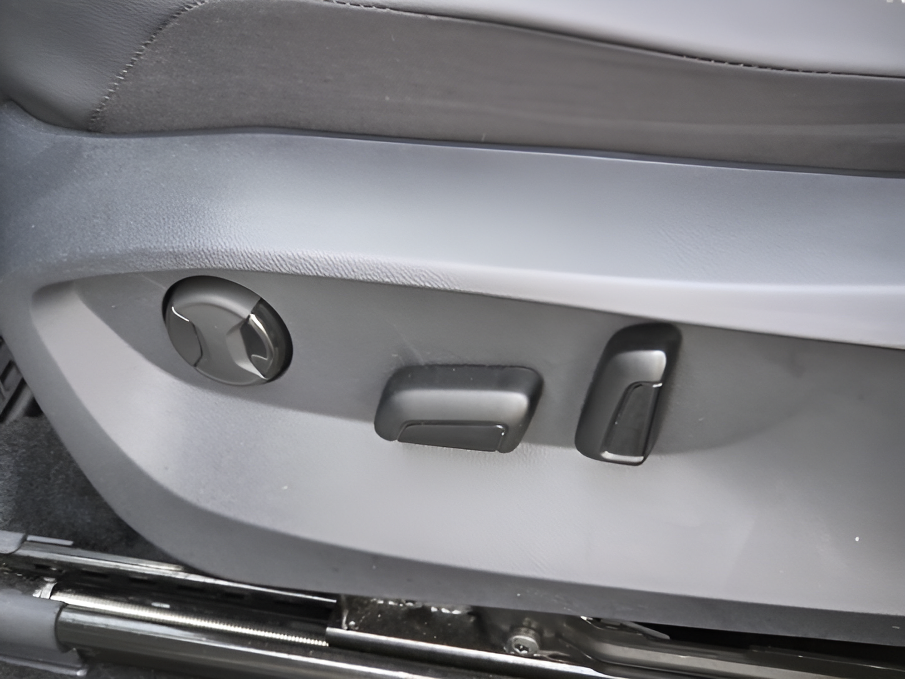 Used 2024 Volkswagen Tiguan SE w/ Panoramic Sunroof Package FWD image 29