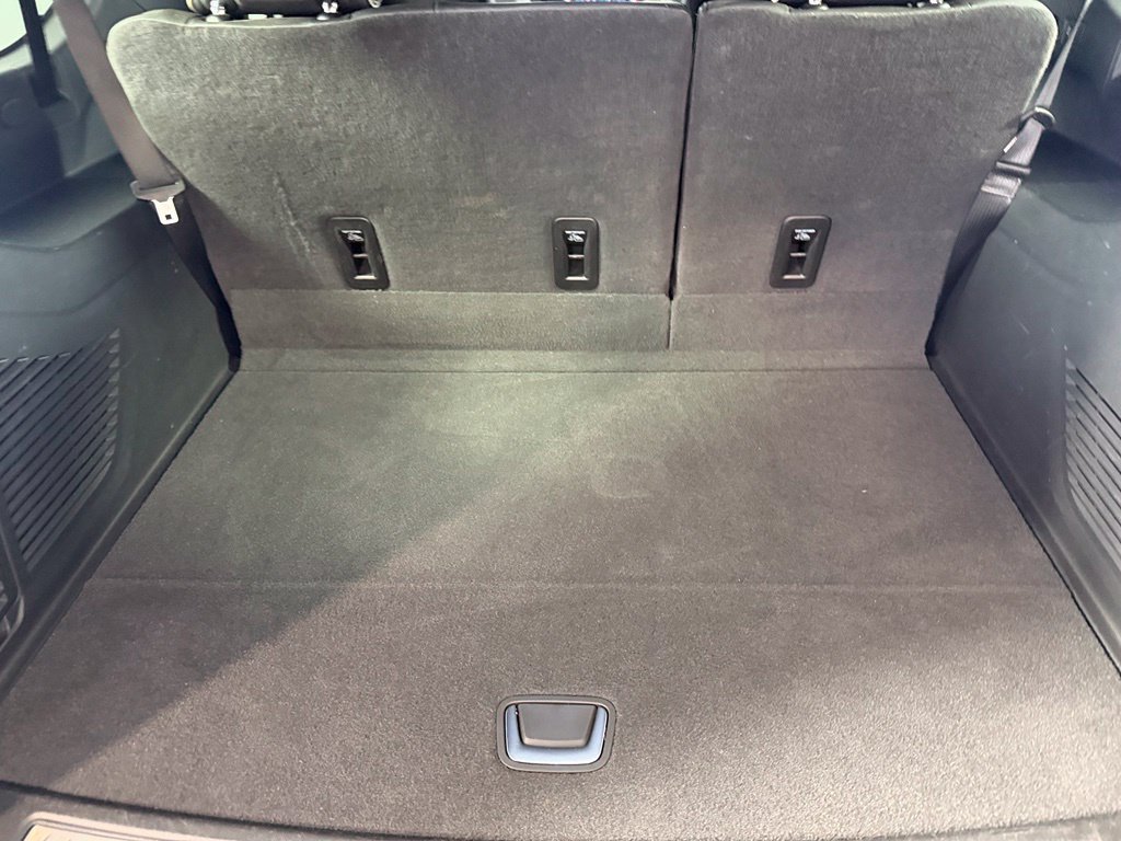 Used 2026 Chevrolet Suburban Premier AWD/4WD image 17