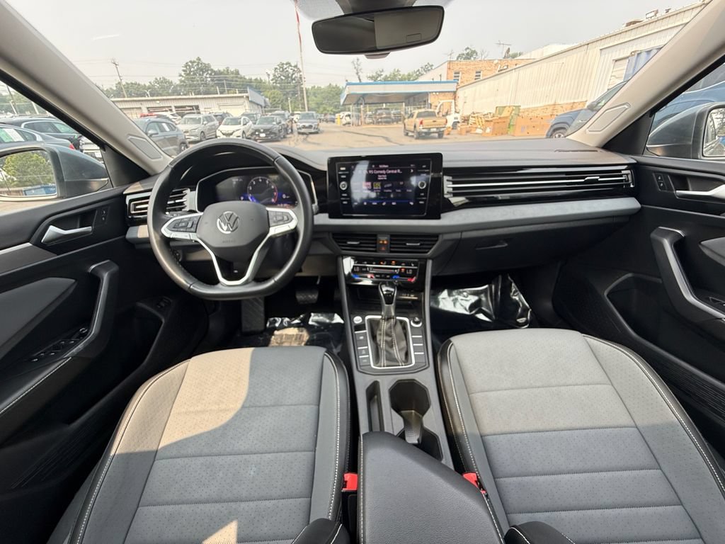 Used 2025 Volkswagen Jetta SE FWD image 23