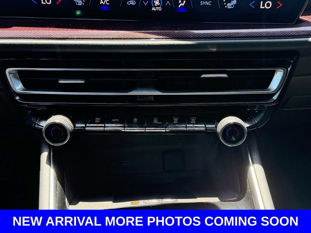 Used 2024 Chevrolet Traverse Z71 w/ Enhanced Driving Package AWD/4WD image 18