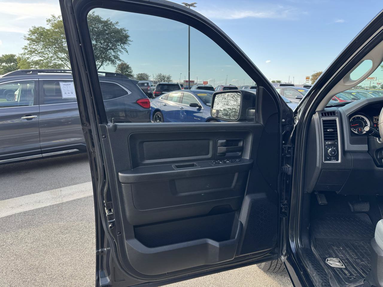 Used 2018 RAM 1500 ST AWD/4WD image 12