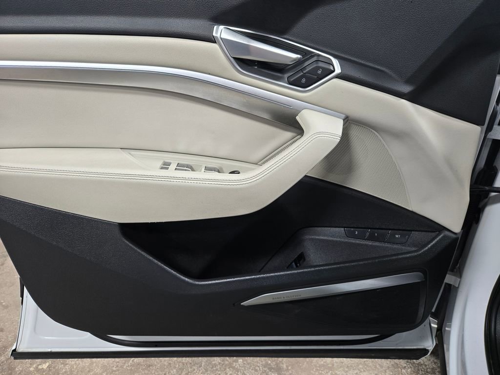 Used 2022 Audi e-tron Premium Plus w/ Premium Plus Package image 8