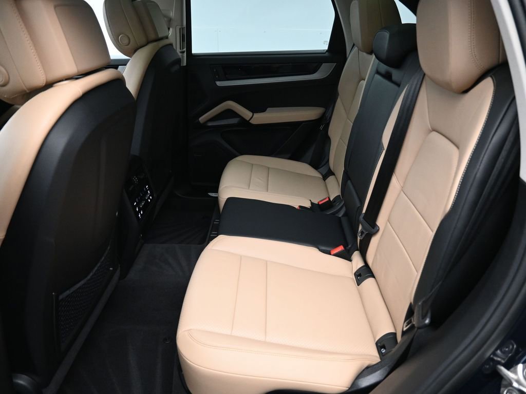 Used 2025 Porsche Cayenne image 9
