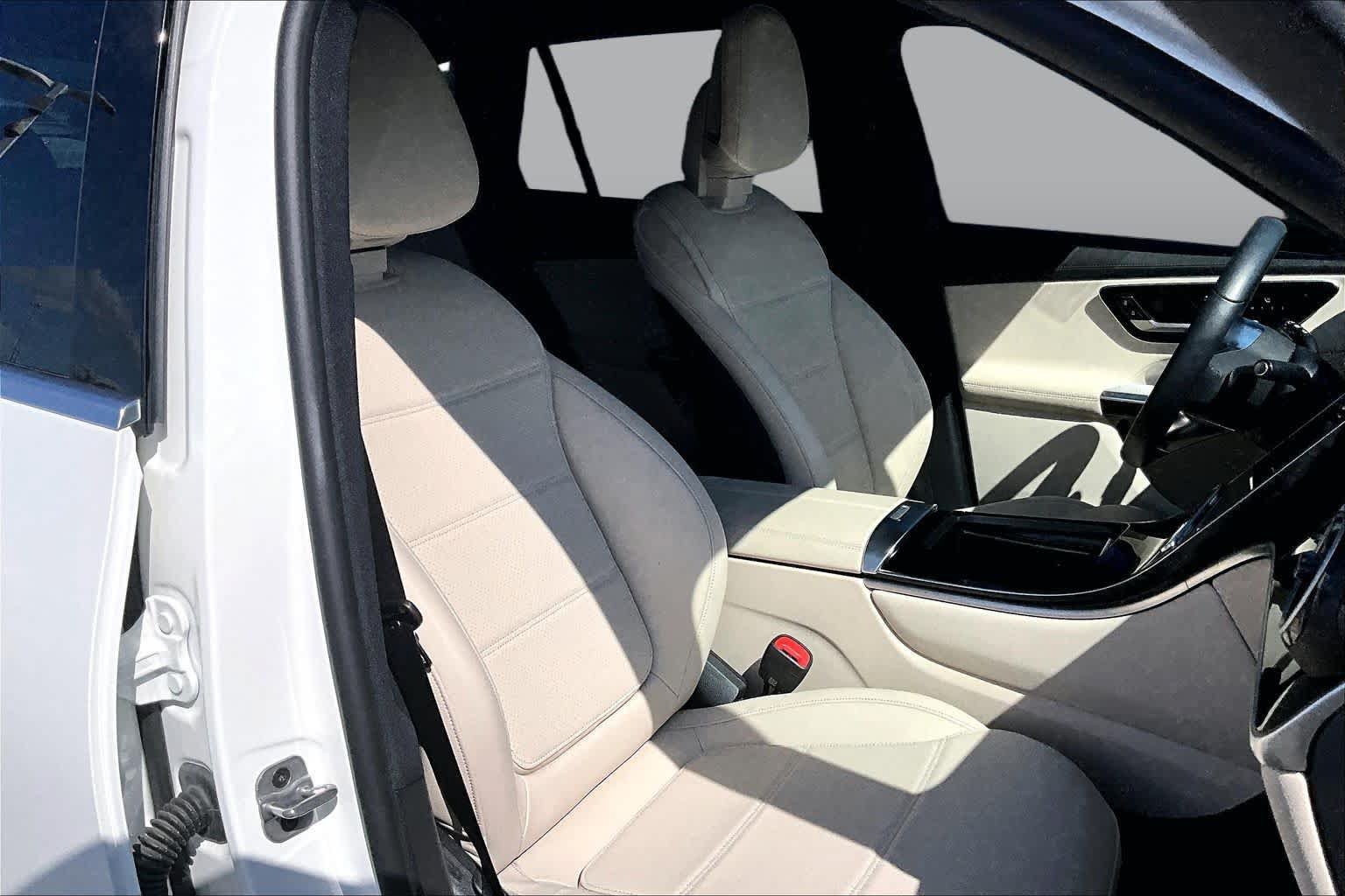 Used 2025 Mercedes-Benz GLC 300 4MATIC image 9