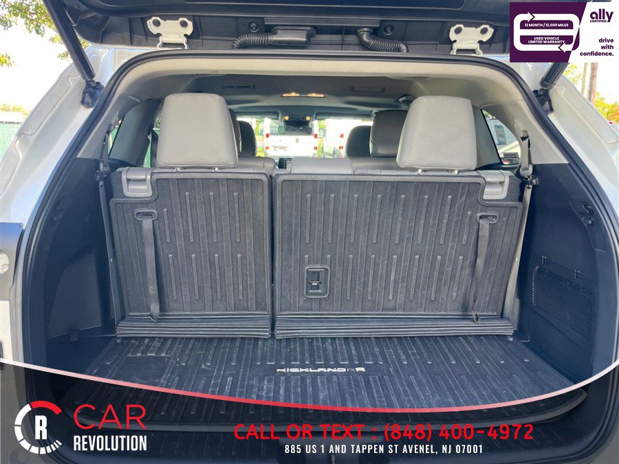 Used 2022 Toyota Highlander XLE AWD/4WD image 9