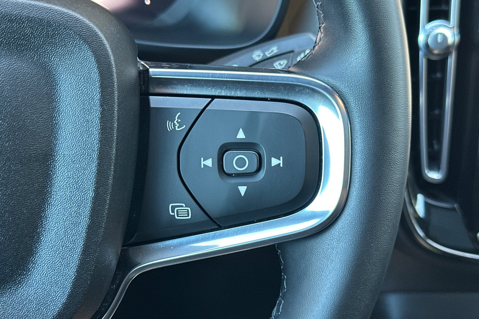 Certified 2023 Volvo C40 P8 Recharge Plus w/ Protection Package Premier AWD/4WD image 28