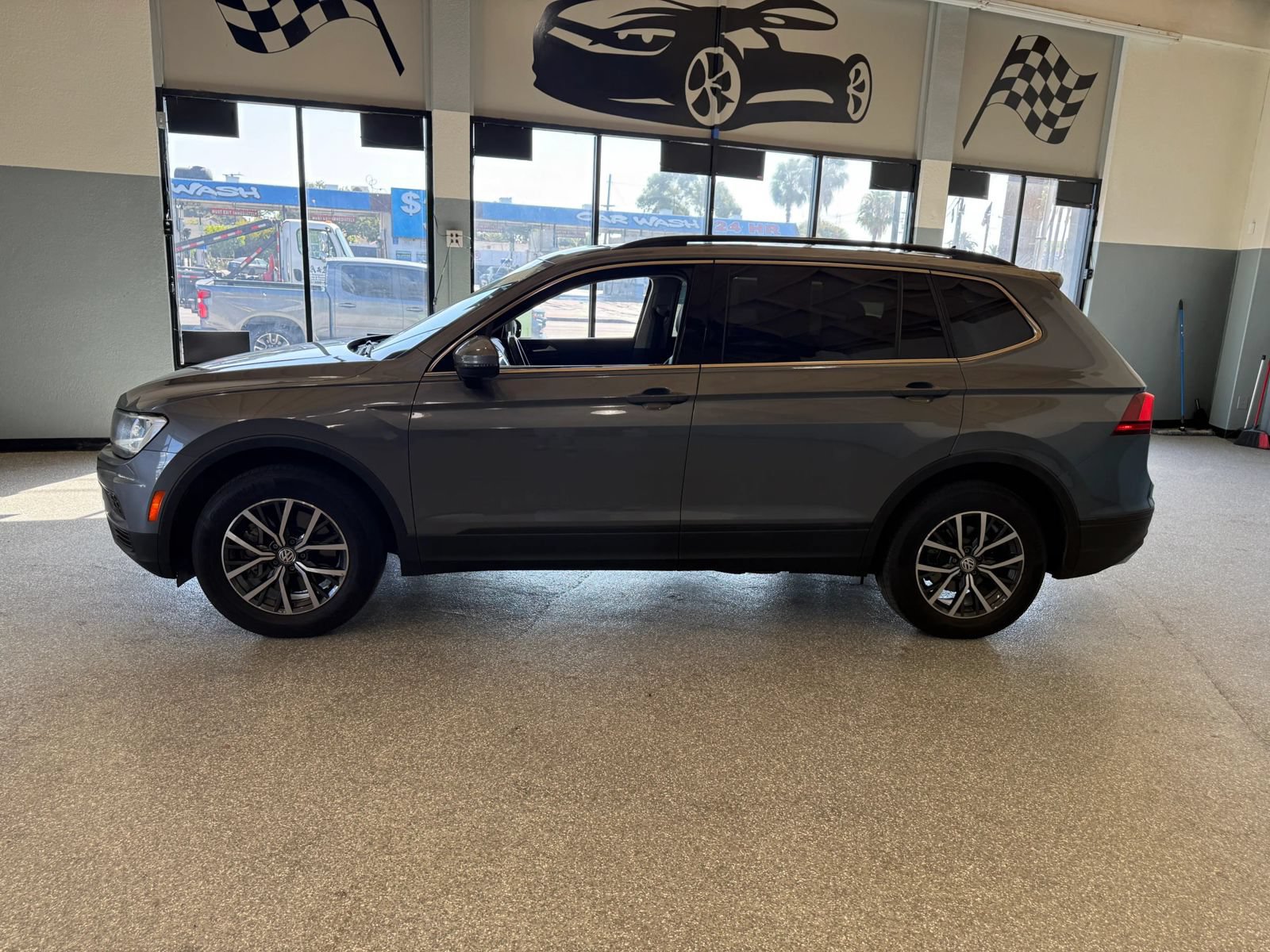 Used 2019 Volkswagen Tiguan SE w/ Panoramic Sunroof Package AWD/4WD image 4