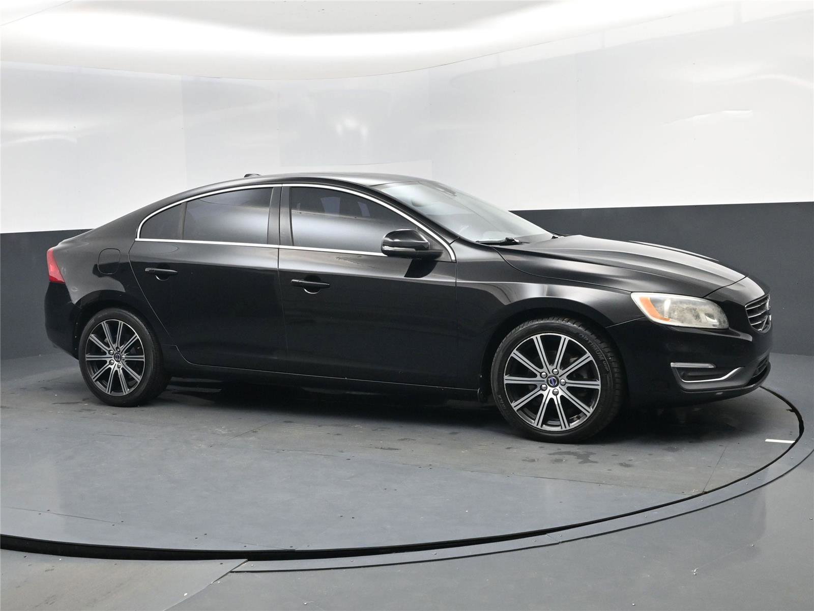 Used 2018 Volvo S60 T5 Inscription image 2