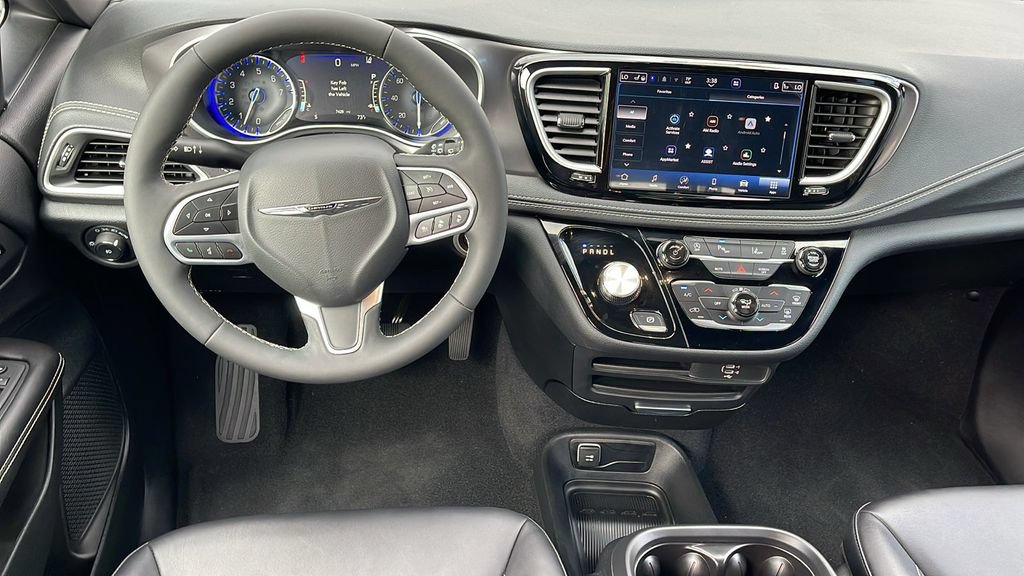 Used 2026 Chrysler Pacifica Select FWD image 12