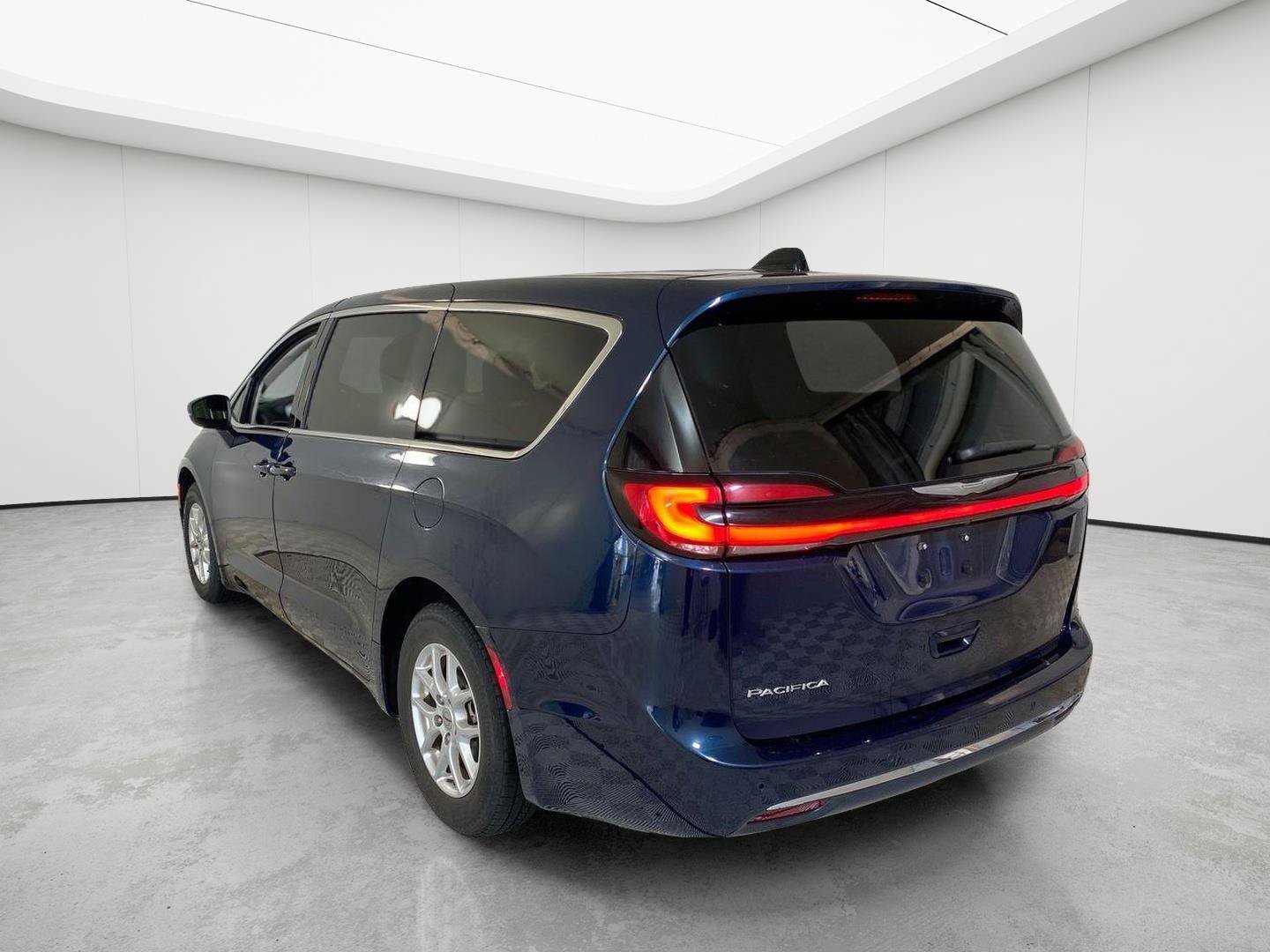 Used 2023 Chrysler Pacifica Touring-L FWD image 4