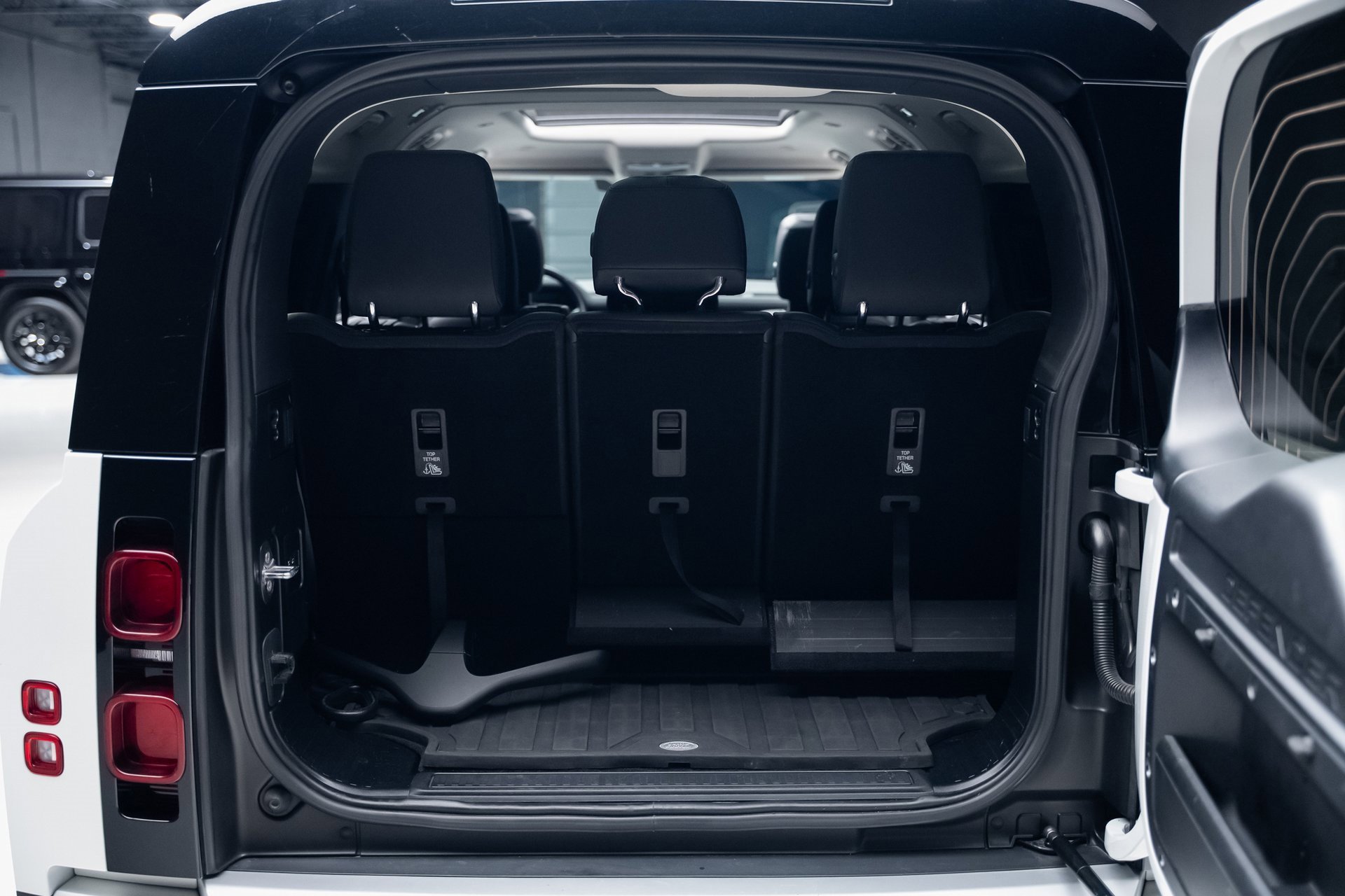 Used 2023 Land Rover Defender 130 SE image 76