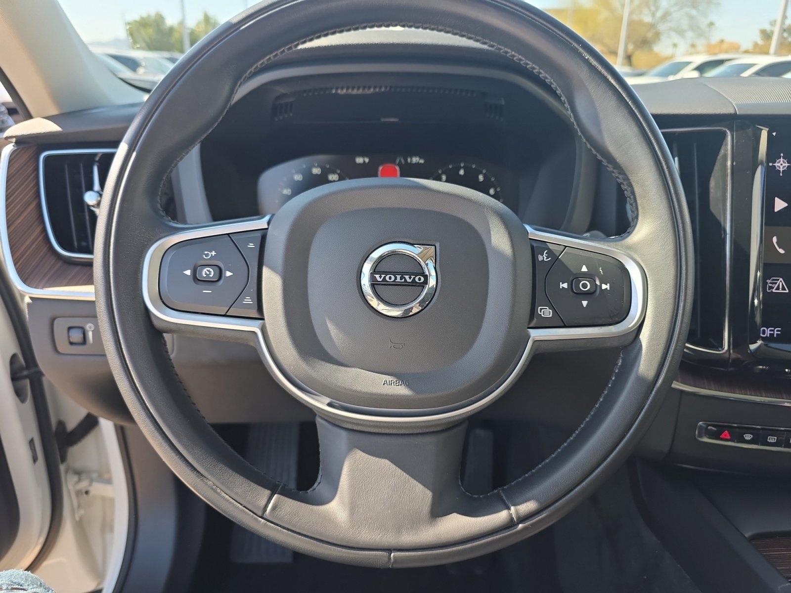 Used 2021 Volvo XC60 T5 Momentum w/ Premium Package image 9