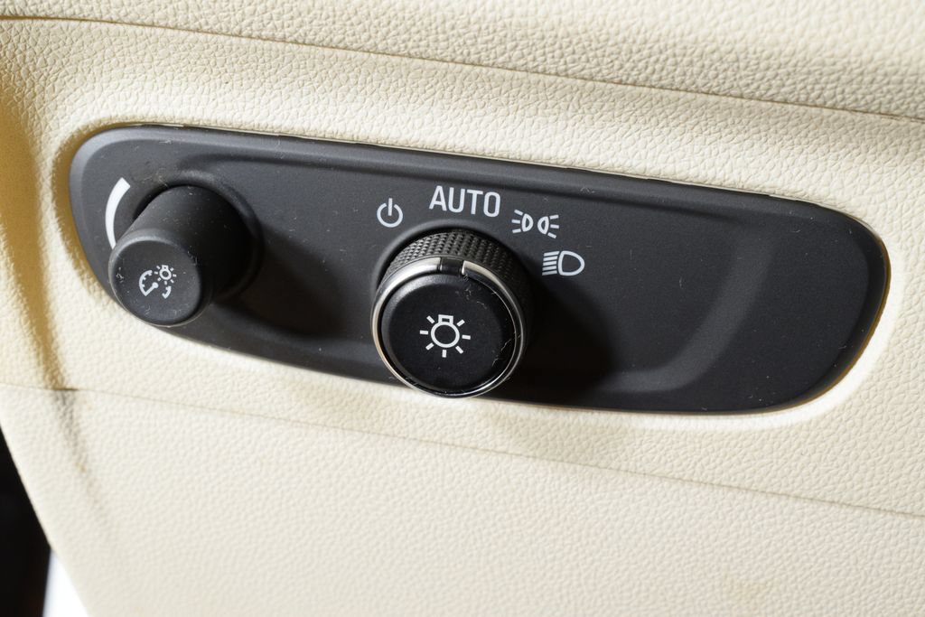 Used 2021 Buick Envision Avenir w/ Technology Package II FWD image 18