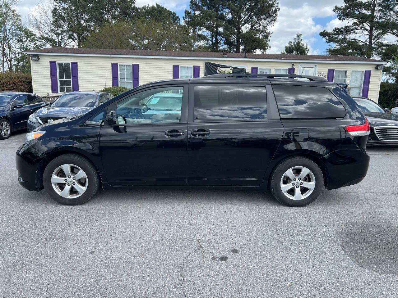 Used 2013 Toyota Sienna LE w/ Towing Pkg image 9