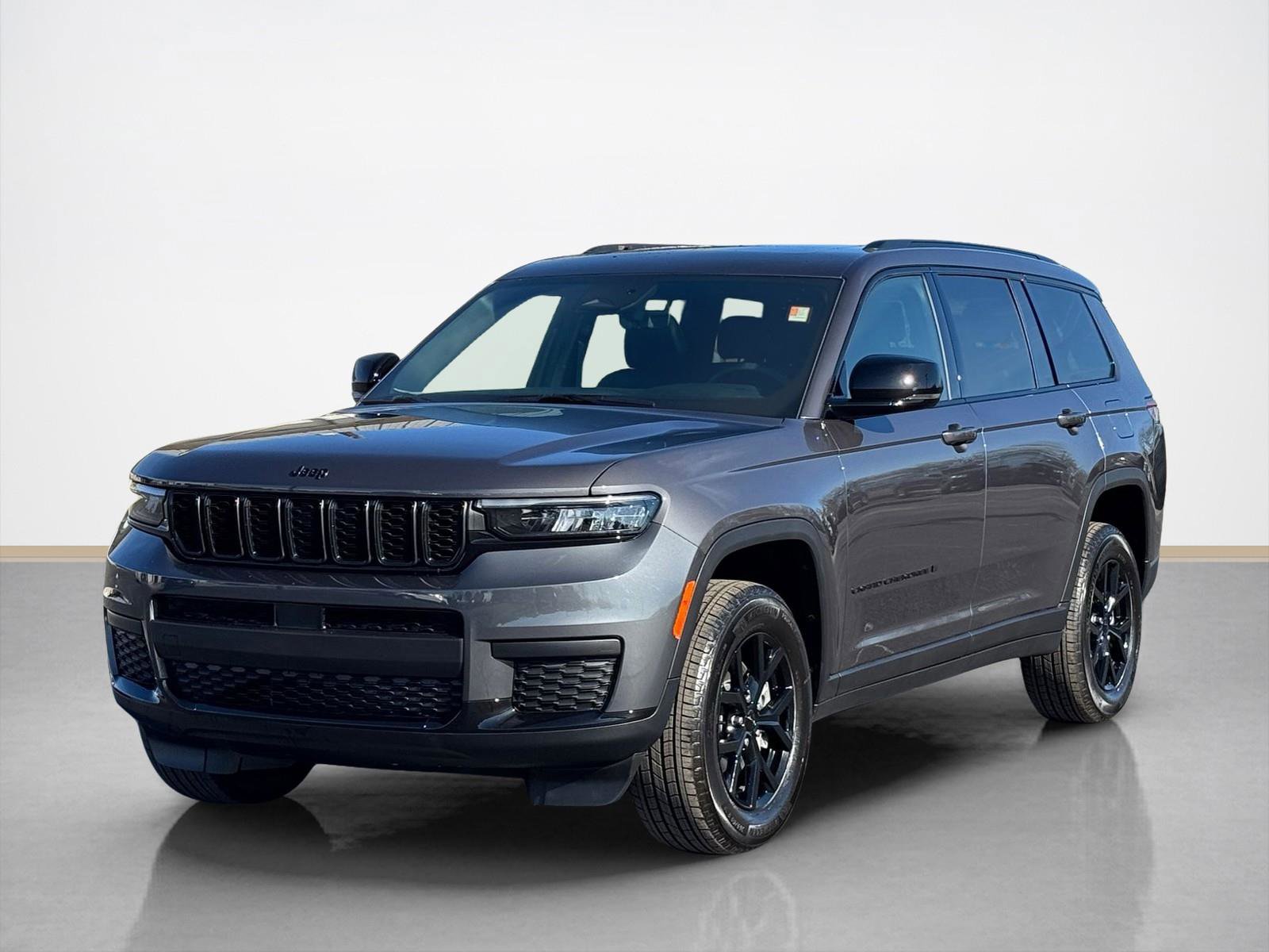 Used 2025 Jeep Grand Cherokee L Altitude image 3