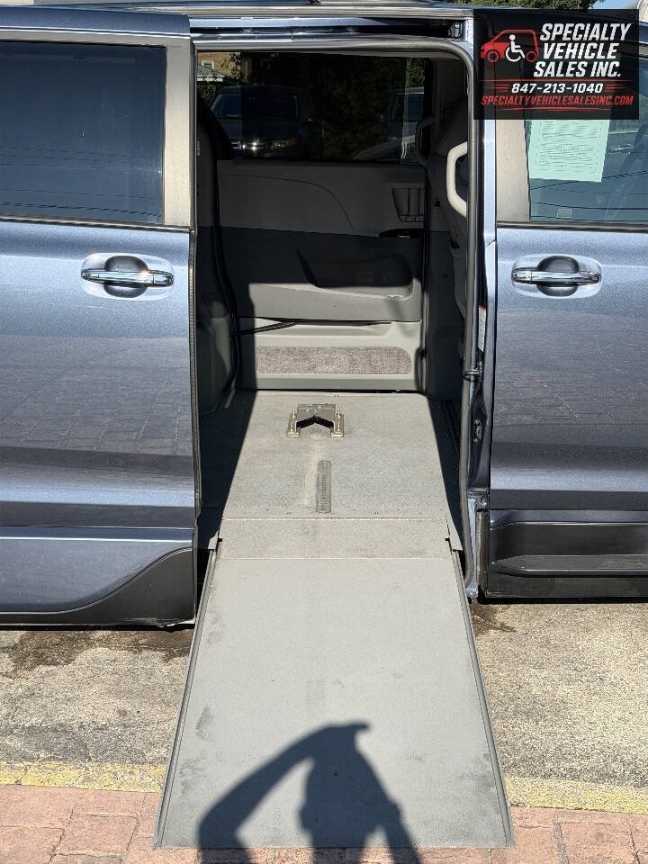 Used 2016 Toyota Sienna XLE FWD image 12