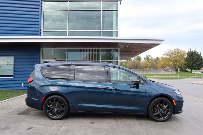 Used 2025 Chrysler Pacifica Limited FWD image 2