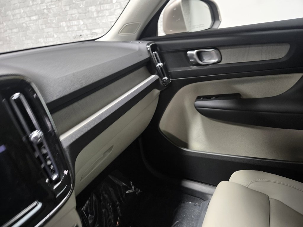 Used 2024 Volvo XC40 B5 Plus image 14