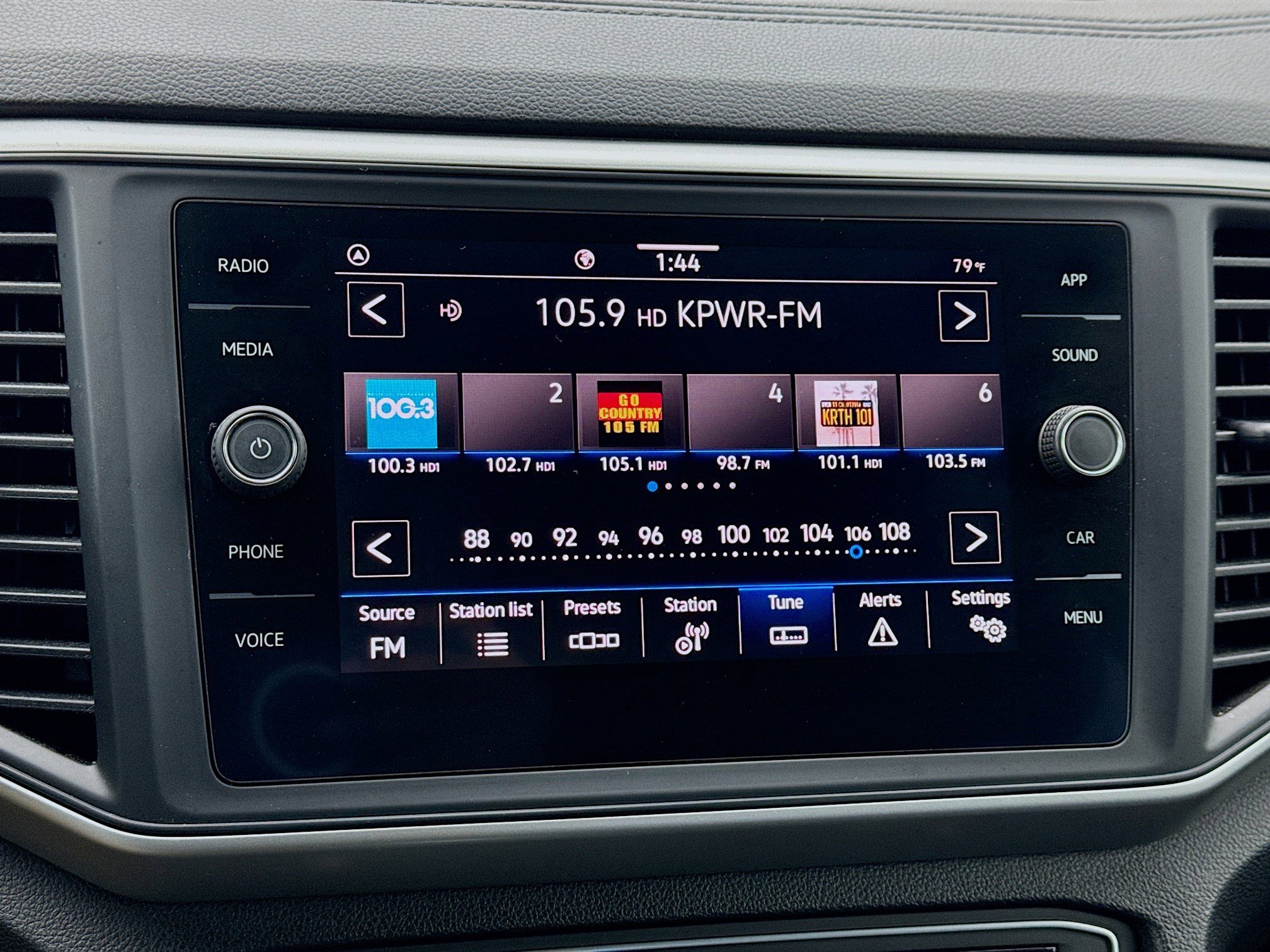 Used 2021 Volkswagen Atlas Cross Sport SE w/ Luggage Net & Mats Package image 11