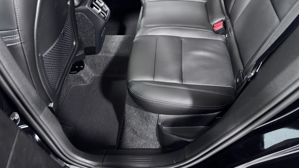 Certified 2025 Volvo XC40 B5 Plus AWD/4WD image 21