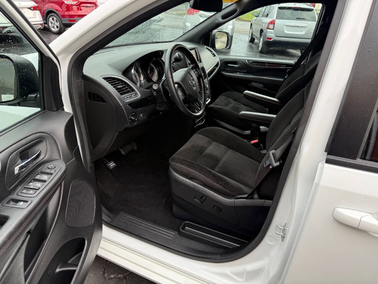 Used 2020 Dodge Grand Caravan SE FWD image 12