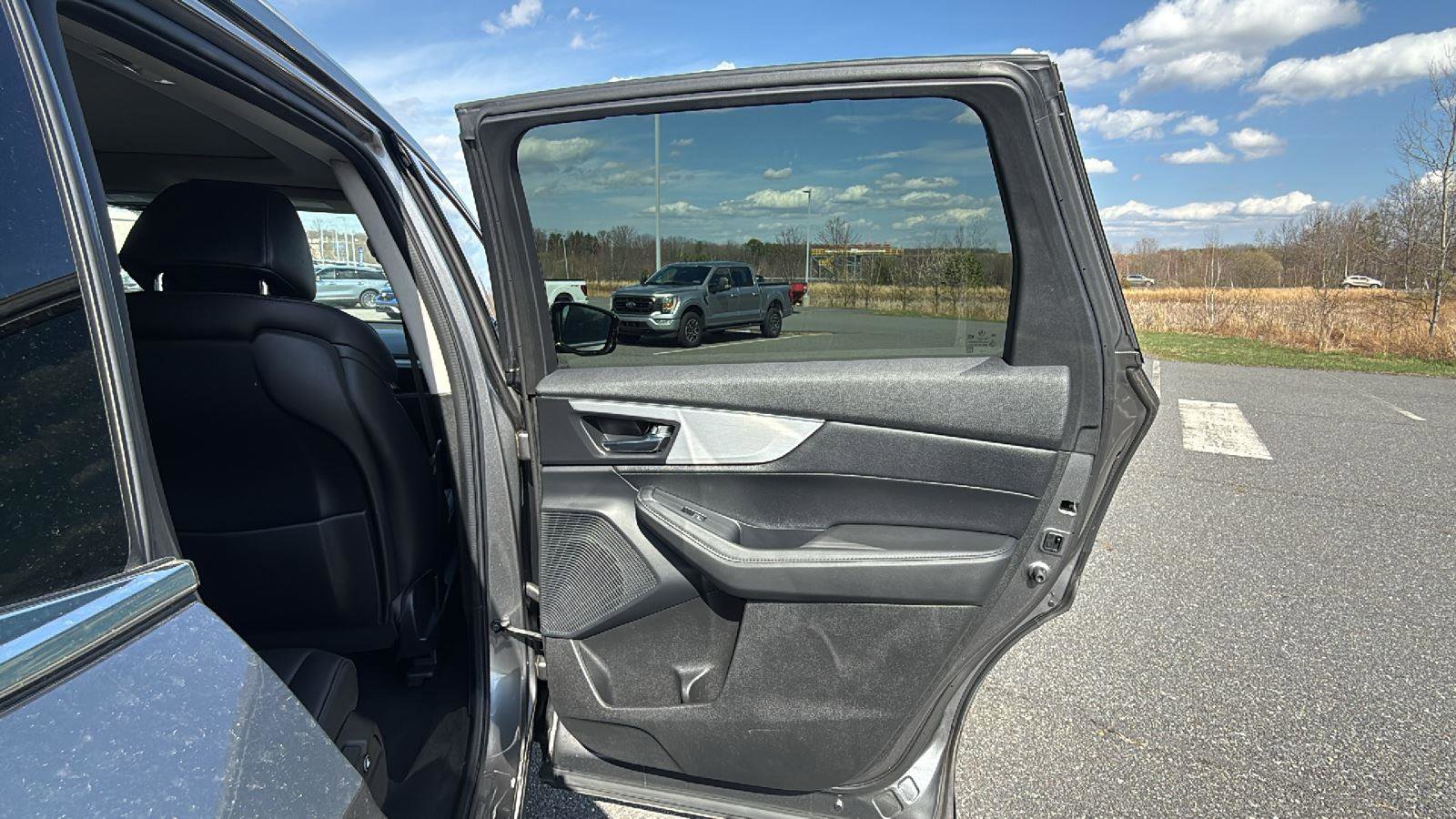 Used 2023 Acura MDX SH-AWD image 17