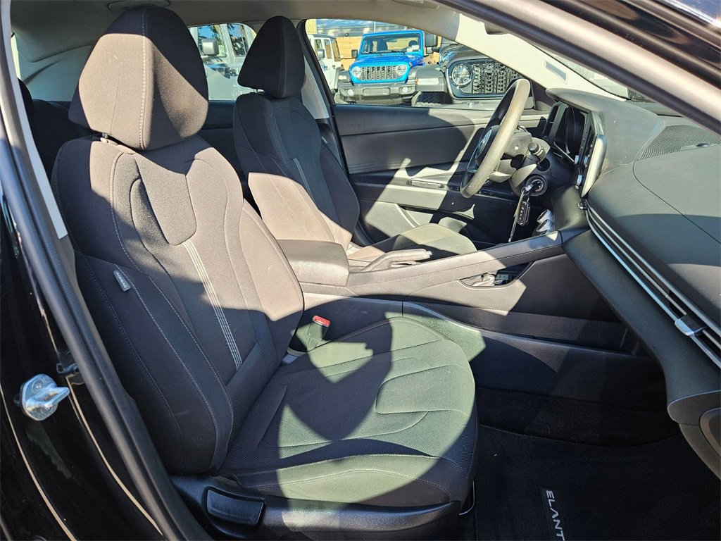 Used 2022 Hyundai Elantra SE w/ Cargo Package image 18