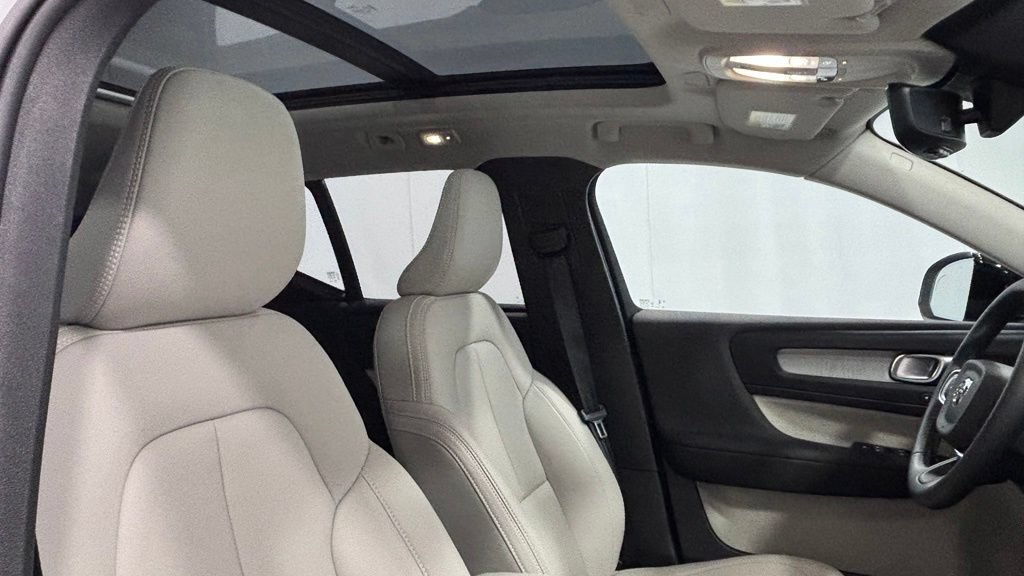 Certified 2026 Volvo XC40 B5 Plus AWD/4WD image 19