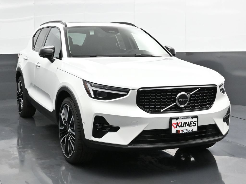Used 2025 Volvo XC40 B5 Plus w/ Climate Package AWD/4WD image 4